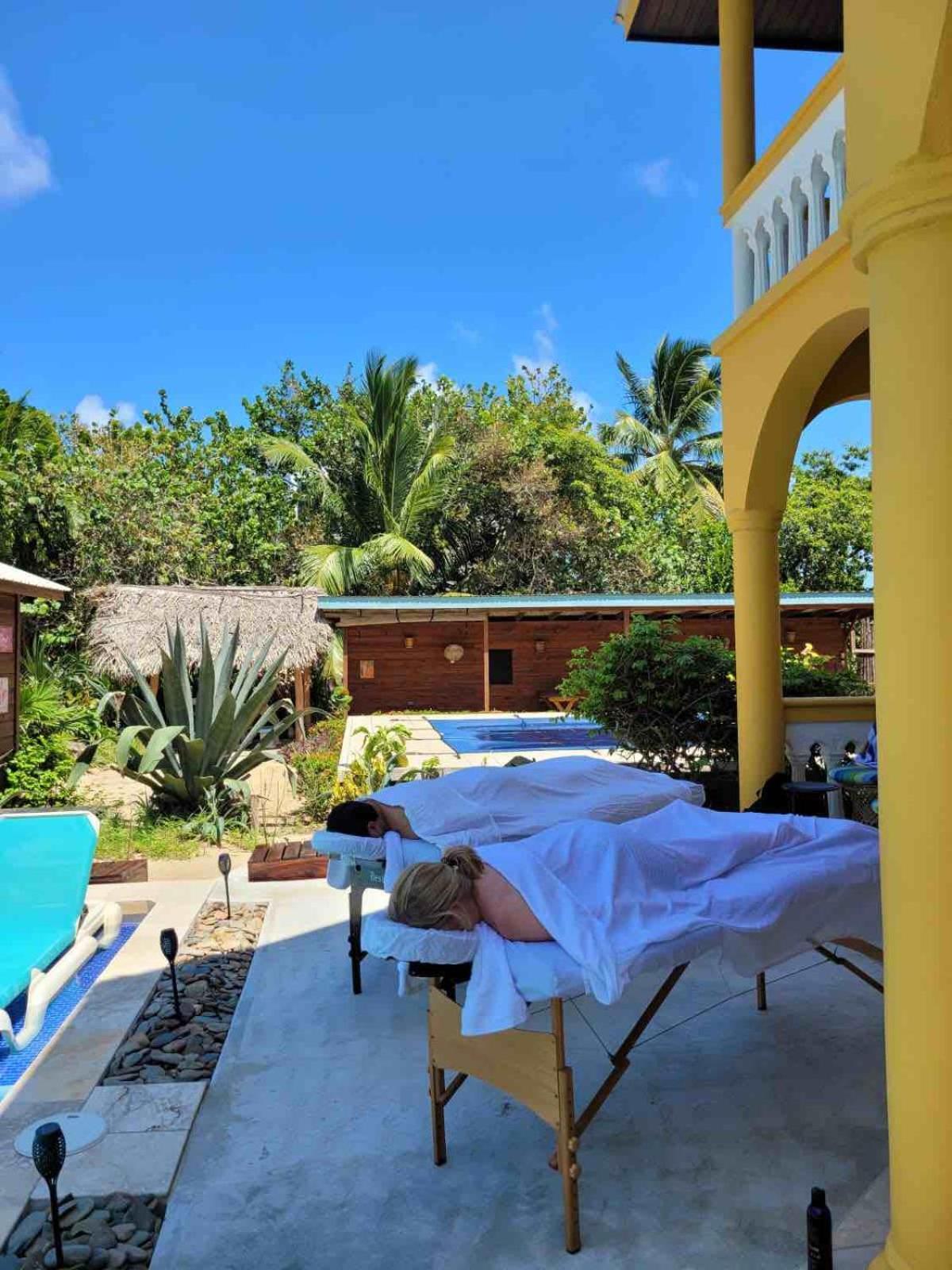 Blue Parrot Beach House And Villas Hopkins Exteriör bild